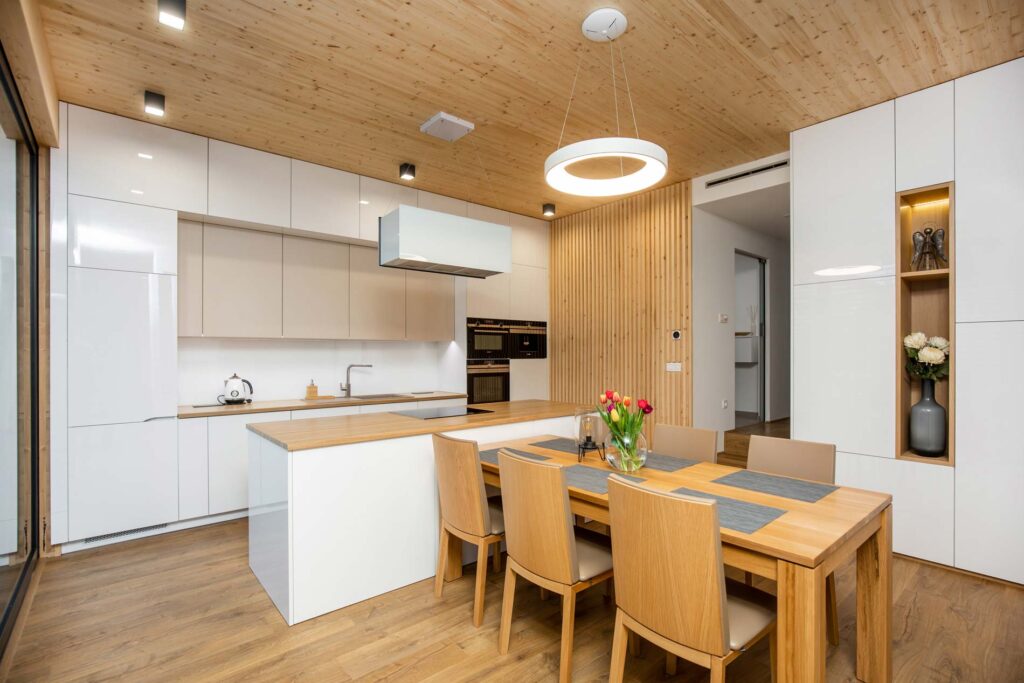 Svetlá kuchyna a jedálen drevodomu z CLT panelov